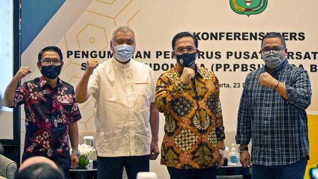 Ketua Umum Pengurus Pusat Persatuan Bulu Tangkis Seluruh Indonesia (PP PBSI) Agung Firman Sampurna (kedua kanan) berfoto bersama Wakil Sekjen PP PBSI Edi Sukarno (kiri), Ketua Harian PP PBSI Alex Tirta (kedua kiri), dan Wakil Ketua Umum II PP PBSI Eduart Wolok (kanan) usai memberikan keterangan pers di Jakarta, Rabu (23/12/2020). Dalam kesempatan tersebut Agung Firman mengumumkan pejabat-pejabat baru dalam struktur organisasi Pengurus Pusat PBSI masa bakti 2020-2024. ANTARA FOTO/Aditya Pradana Putra/foc.