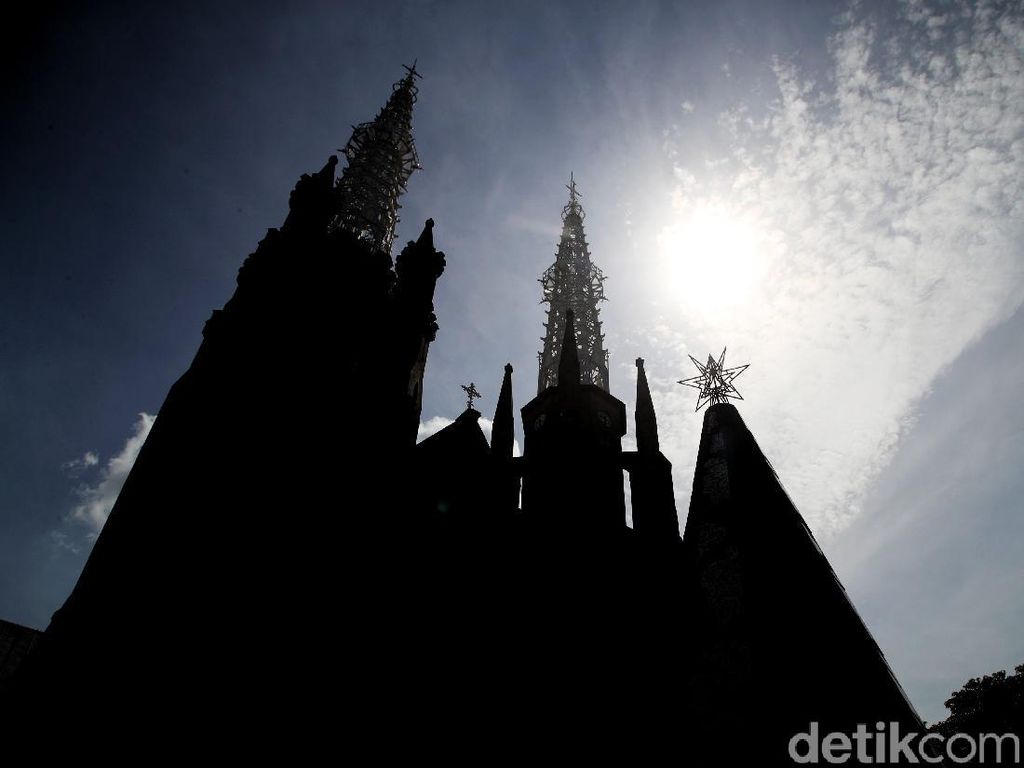 Persiapan Gereja Katedral Jelang Misa Natal Persiapan Gereja Katedral Jelang Misa Natal