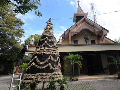Unik, Pohon Natal Ini Terbuat dari Bonggol Jagung