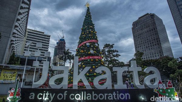 Pohon Natal Raksasa Hiasi Thamrin 10