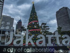 Pohon Natal Raksasa Hiasi Thamrin 10