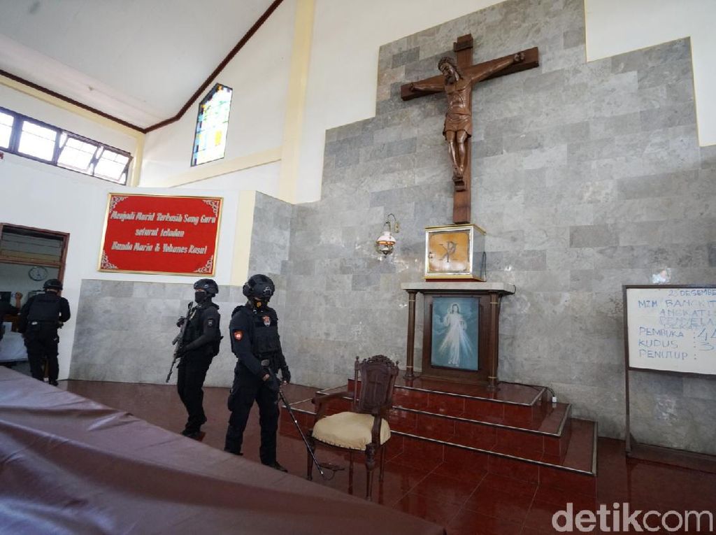 Video Polres Wonogiri Sterilisasi Gereja Jelang Perayaan Natal Video Polres Wonogiri Sterilisasi Gereja Jelang Perayaan Natal
