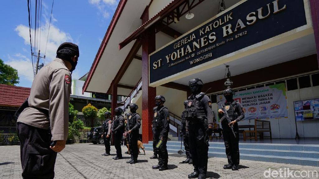 Polisi Sterilisasi Gereja di Wonogiri Polisi Sterilisasi Gereja di Wonogiri