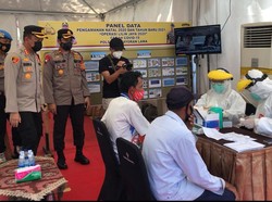 Operasi Lilin di Jaksel, Polisi Gelar Rapid Test-Bagikan Masker ke Warga