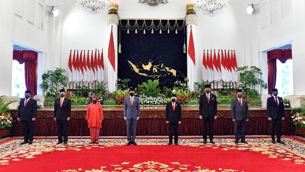 Presiden Joko Widodo (keempat kiri) didampingi Wakil Presiden Maruf Amin (keempat kanan) berfoto dengan (kiri ke kanan) Menteri Agama Yaqut Cholil Qoumas, Menteri Kesehatan Budi Gunadi Sadikin, Menteri Sosial Tri Rismaharini, Menteri Perdagangan M Lutfi, Menteri Kelautan dan Perikanan Sakti Wahyu Trenggono dan  Menteri Pariwisata dan Ekonomi Kreatif Sandiaga Salahudin Uno seusai upacara pelantikan menteri Kabinet Indonesia Maju di Istana Negara Jakarta, Rabu (23/12/2020). Selain melantik enam menteri baru untuk menggantikan posisi menteri lama (reshuffle), presiden juga melantik lima wakil menteri. ANTARA FOTO/HO/Setpres-Agus Suparto/wpa/hp.