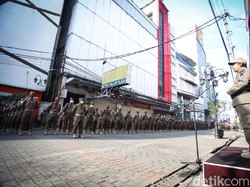Petugas Gabungan Diterujunkan Pelototi Prokes Saat Nataru di Bandung
