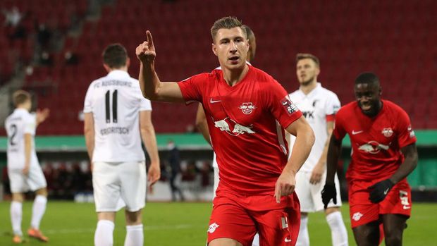 AUGSBURG, GERMANY - DECEMBER 22: Willi Orban of RB Leipzig celebrates after scoring their team's first goal during the DFB Cup second round match between FC Augsburg and RB Leipzig at WWK-Arena on December 22, 2020 in Augsburg, Germany. Sporting stadiums around Germany remain under strict restrictions due to the Coronavirus Pandemic as Government social distancing laws prohibit fans inside venues resulting in games being played behind closed doors. (Photo by Alexander Hassenstein/Getty Images)