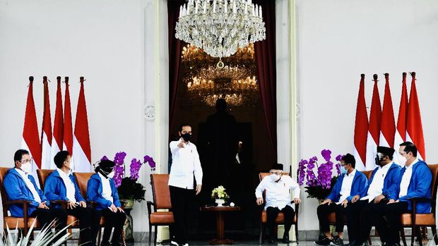 Presiden Joko Widodo (berdiri) didampingi Wapres Ma'ruf Amin (keempat kanan) mengumumkan enam orang calon menteri baru di Kabinet Indonesia Maju Jilid 2 di Istana Merdeka, Jakarta, Selasa (22/12/2020). Keenam orang calon menteri hasil kocok ulang (reshuffle) tersebut antara lain Tri Rismaharini sebagai Menteri Sosial, Sakti Wahyu Trenggono sebagai Menteri Kelautan dan Perikanan, Yaqut Cholil Qoumas sebagai Menteri Agama, Budi Gunadi Sadikin sebagai Menteri Kesehatan, Sandiaga Salahudin Uno sebagai Menteri Pariwisata dan Ekonomi Kreatif serta M Lutfi sebagai Menteri Perdagangan. ANTARA FOTO/Setpres/Laily Rachev/handout/wsj.