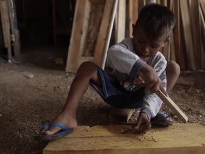 Ini Riano, Bocah 7 Tahun Asal Malaka yang Jago Pahat Ini Riano, Bocah 7 Tahun Asal Malaka yang Jago Pahat