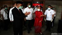 Risma Berkebaya Merah di Sertijab Menteri Sosial