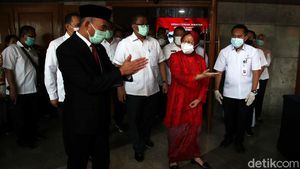 Risma Berkebaya Merah di Sertijab Menteri Sosial