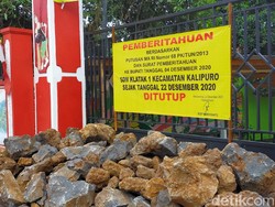 Ini Alasan Ahli Waris Segel Sekolah di Banyuwangi dengan Batu Besar