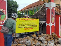 Sekolah di Banyuwangi Disegel dengan Batu Besar, Diduga Ada Sengketa Lahan