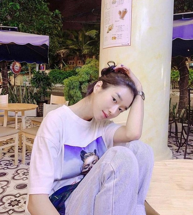 Seo Ye-Ji juga baru-baru ini sukses menjadi obrolan dimana-mana. Hal ini enggak lepas dari kemampuan ektingnya yang luar biasa bersama Kim Soo-hyun dalam drama It's Ok to Not Be Ok.