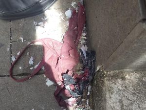 Ada Serbuk-Serpihan Kertas Bekas Ledakan di Depan Kantor KAMI Menteng Ada Serbuk-Serpihan Kertas Bekas Ledakan di Depan Kantor KAMI Menteng