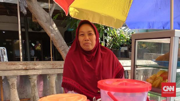 Pedagang rujak Surabaya, Khofifah sedih ketika tahu Wali Kota Surabaya Tri Rismaharini diangkat menjadi Menteri Sosial yang baru.