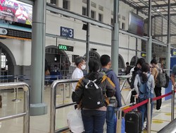 Jelang Libur Cuti Natal Besok, Stasiun Pasar Senen Ramai
