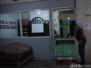 Gerebek Travel Umroh dan Haji di Mojokerto, Densus 88 Amankan Seorang Pria Gerebek Travel Umroh dan Haji di Mojokerto, Densus 88 Amankan Seorang Pria