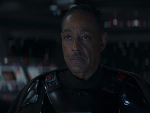 Giancarlo Esposito Berlatih Pedang dengan Sapu untuk The Mandalorian