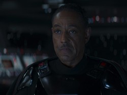 Giancarlo Esposito Berlatih Pedang dengan Sapu untuk The Mandalorian