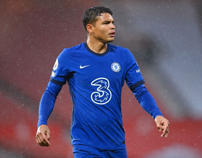 MANCHESTER, ENGLAND - OCTOBER 24: Thiago Silva of Chelsea in action in action during the Premier League match between Manchester United and Chelsea at Old Trafford on October 24, 2020 in Manchester, England. Sporting stadiums around the UK remain under strict restrictions due to the Coronavirus Pandemic as Government social distancing laws prohibit fans inside venues resulting in games being played behind closed doors. (Photo by Michael Regan/Getty Images)