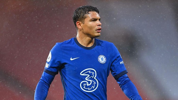 MANCHESTER, ENGLAND - OCTOBER 24: Thiago Silva of Chelsea in action in action during the Premier League match between Manchester United and Chelsea at Old Trafford on October 24, 2020 in Manchester, England. Sporting stadiums around the UK remain under strict restrictions due to the Coronavirus Pandemic as Government social distancing laws prohibit fans inside venues resulting in games being played behind closed doors. (Photo by Michael Regan/Getty Images)