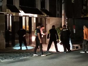 Gegana Teliti Bahan Ledakan di Depan Kantor KAMI, Amankan Sisa Serbuk Gegana Teliti Bahan Ledakan di Depan Kantor KAMI, Amankan Sisa Serbuk
