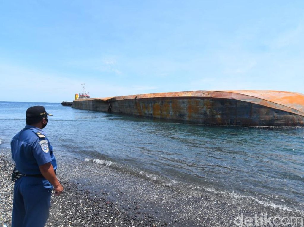 Tongkang Terbalik di Selat Bali Ancam Terumbu Karang Bangsring Underwater Tongkang Terbalik di Selat Bali Ancam Terumbu Karang Bangsring Underwater