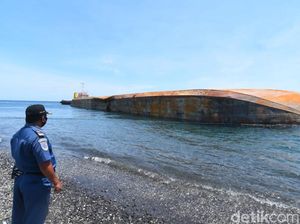 Tongkang Terbalik di Selat Bali Ancam Terumbu Karang Bangsring Underwater Tongkang Terbalik di Selat Bali Ancam Terumbu Karang Bangsring Underwater