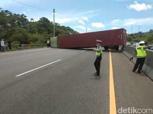 Truk Kontainer Terguling di Tol Cipularang, Sopir Melarikan Diri