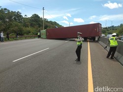 Truk Kontainer Terguling Menutup Jalan Tol Cipularang Purwakarta