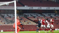 Man City kembali membobol gawang Arsenal di menit ke-54 berkat kesalahan Runarsson. Eksekusi tendangan bebas Mahrez mengarah tepat kepadanya, tapi ia gagal meninju bola dengan sempurna dan malah masuk ke gawang. AP Photo/Frank Augstein.