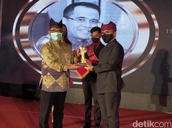 Bupati Anas Dianugerahi Tokoh Inspiratif 2020 di Banyuwangi