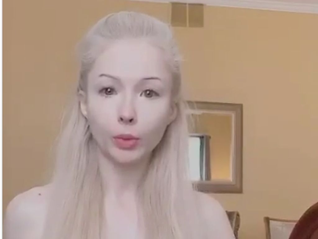 Begini Penampilan Wanita yang Viral Mirip Barbie Jika Tak Pakai Makeup Begini Penampilan Wanita yang Viral Mirip Barbie Jika Tak Pakai Makeup