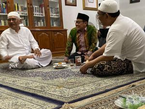 Yaqut Cholil Qoumas, Menteri Agama yang Suka Makan Lesehan ala Santri Yaqut Cholil Qoumas, Menteri Agama yang Suka Makan Lesehan ala Santri