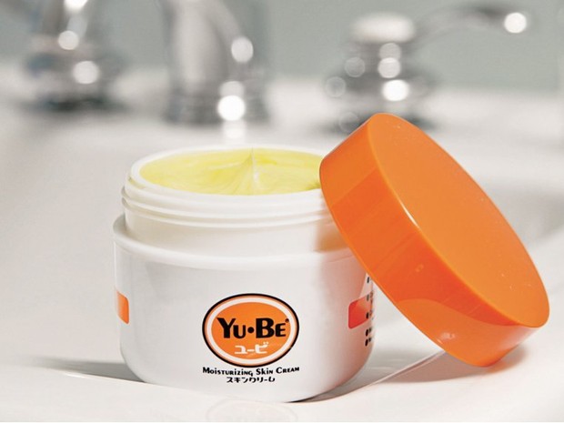 Yu-Be Moisturizing Skin Cream diformulasikan 100% dengan vegan yang memiliki kemampuan sangat kuat untuk memberantas kondisi kulit yang sangat kering