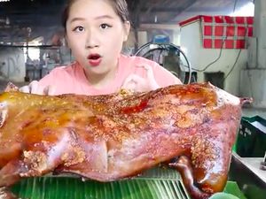 5 Aksi Mukbang Babi Guling yang Curi Perhatian, dari Medan hingga Bali!