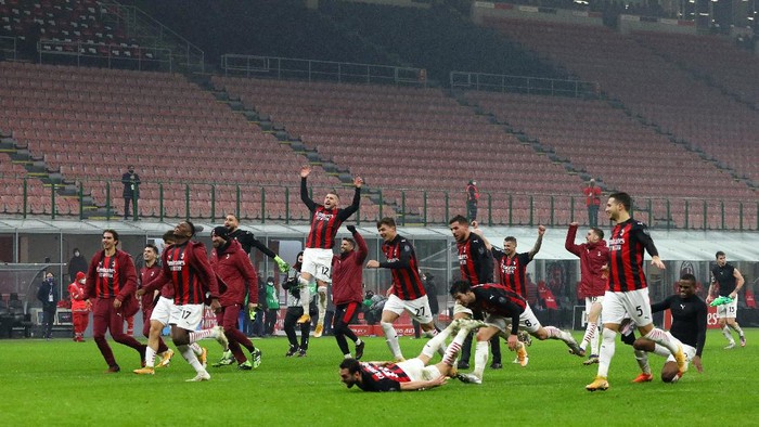 MILAN, ITALY - DECEMBER 23: AC Milan players celebrate victory following the Serie A match between AC Milan and SS Lazio at Stadio Giuseppe Meazza on December 23, 2020 in Milan, Italy. Sporting stadiums around Italy remain under strict restrictions due to the Coronavirus Pandemic as Government social distancing laws prohibit fans inside venues resulting in games being played behind closed doors. (Photo by Marco Luzzani/Getty Images)