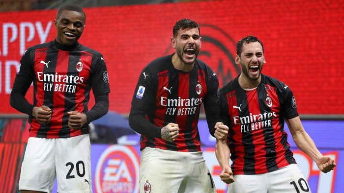 MILAN, ITALY - DECEMBER 23: Theo Hernandez (c) of AC Milan celebrates with team mates (l - r) Pierre Kalulu and Hakan Calhanoglu after scoring their sides third goal during the Serie A match between AC Milan and SS Lazio at Stadio Giuseppe Meazza on December 23, 2020 in Milan, Italy. Sporting stadiums around Italy remain under strict restrictions due to the Coronavirus Pandemic as Government social distancing laws prohibit fans inside venues resulting in games being played behind closed doors. (Photo by Marco Luzzani/Getty Images)