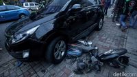 Motor-Gerobak Makanan Ringsek Gegara Kecelakaan Mobil di PIK