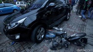 Motor-Gerobak Makanan Ringsek Gegara Kecelakaan Mobil di PIK