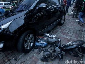 Motor-Gerobak Makanan Ringsek Gegara Kecelakaan Mobil di PIK