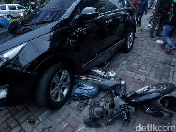 Motor-Gerobak Makanan Ringsek Gegara Kecelakaan Mobil di PIK