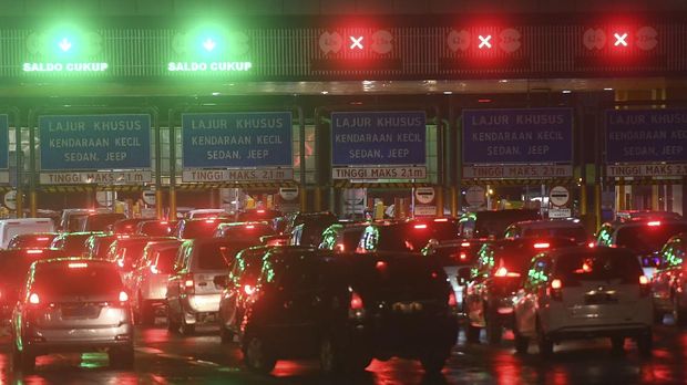 Kendaraan mengantre di Gerbang Tol Cikampek Utama 1 di Karawang, Jawa Barat, Rabu (23/12/2020). Arus mudik Natal dan Tahun Baru yang melewati gerbang tol tersebut hingga pukul 19.29 WIB terpantau lancar. ANTARA FOTO/Akbar Nugroho Gumay/foc.