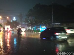 Banjir Kepung Bandung, Sejumlah Mobil Terendam di Jalan Pasteur Banjir Kepung Bandung, Sejumlah Mobil Terendam di Jalan Pasteur