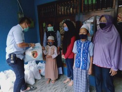 KMI dan Bareskrim Gelar Pembagian Sembako di Jabodebek