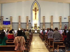 Suasana Misa Natal di Gereja Gembala yang Baik Surabaya, Jemaat 280 Orang