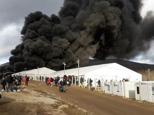 Kamp Pengungsi di Bosnia Terbakar, Asap Hitam Membubung Tinggi