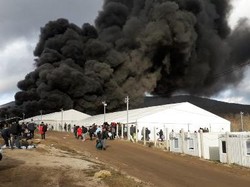 Kamp Pengungsi di Bosnia Terbakar, Asap Hitam Membubung Tinggi