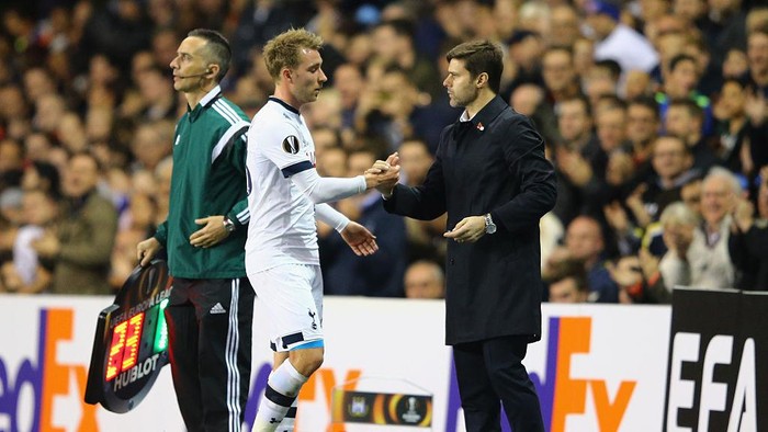 LONDON, ENGLAND - NOVEMBER 05:  Christian Eriksen of Spurs shakes hands with Mauricio Pochettino the manager of Spurs as he is substituted in the second half during the UEFA Europa League Group J match between Tottenham Hotspur FC and RSC Anderlecht at White Hart Lane on November 5, 2015 in London, United Kingdom.  (Photo by Richard Heathcote/Getty Images)